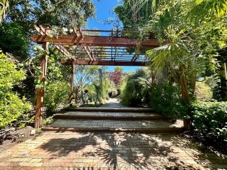 Woodside Classic 3 Bedroom on Beautiful Park Like Yard