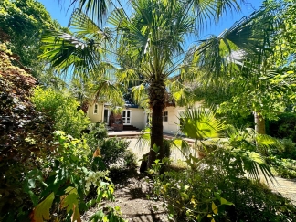 Woodside Classic 3 Bedroom on Beautiful Park Like Yard
