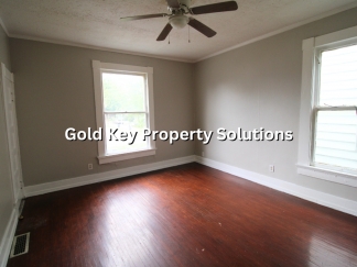 Cute and Cozy 1 BR 1 BA Upstairs Apartment Near Downtown (SECTION 8 APPROVED)
