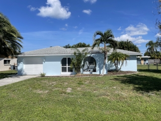 Charming, Move-In Ready 2BR/2BA Single-Family Home with Huge Fenced Yard in Venice!