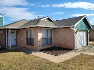 Great Home in Moore Schools & Close & Convenient to Highways & Shopping!!!