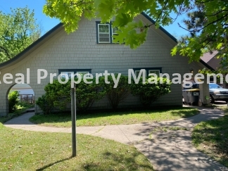 COLLEGE HILL DUPLEX w/2 car garage
