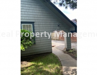 COLLEGE HILL DUPLEX w/2 car garage