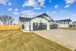 Gorgeous Town Home with fenced yard - pets welcome