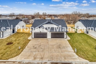 Gorgeous Town Home with fenced yard - pets welcome
