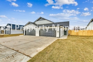 Gorgeous Town Home with fenced yard - pets welcome