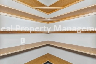 Gorgeous Town Home with fenced yard - pets welcome