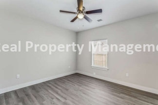 Gorgeous Town Home with fenced yard - pets welcome