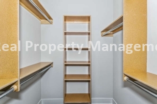 Gorgeous Town Home with fenced yard - pets welcome