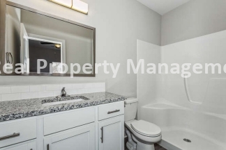 Gorgeous Town Home with fenced yard - pets welcome