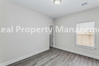 Gorgeous Town Home with fenced yard - pets welcome