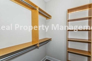 Gorgeous Town Home with fenced yard - pets welcome