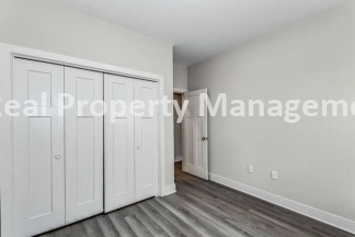 Gorgeous Town Home with fenced yard - pets welcome