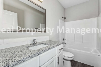 Gorgeous Town Home with fenced yard - pets welcome