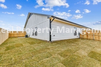 Gorgeous Town Home with fenced yard - pets welcome