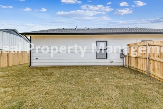 Gorgeous Town Home with fenced yard - pets welcome