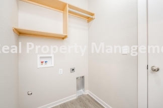 3 bedroom 2 bath Townhome  - Flexible Leasing offered leases ending May , June , or July