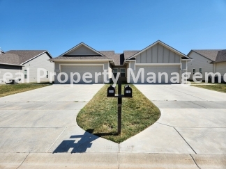 Gorgeous Duplex - Close to McConnell Air Force Base