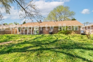 Charming 3-Bedroom Bentonville Rental: Pet-Friendly Oasis with Fenced Yard!