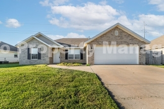 Centerton Sanctuary: 3-Bedroom, 2-Bathroom Rental with Expansive Backyard