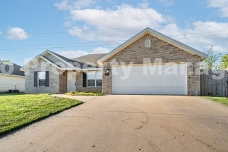 Centerton Sanctuary: 3-Bedroom, 2-Bathroom Rental with Expansive Backyard