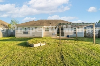 Centerton Sanctuary: 3-Bedroom, 2-Bathroom Rental with Expansive Backyard