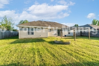 Centerton Sanctuary: 3-Bedroom, 2-Bathroom Rental with Expansive Backyard