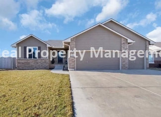 BEAUTIFUL 4 bedroom - 3 bathroom home with outdoor kitchen in Haysville!