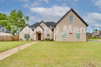 Modern Elegance: Spacious 4-Bedroom Rental in Bentonville