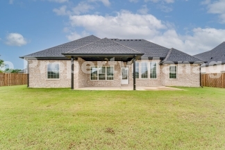 Modern Elegance: Spacious 4-Bedroom Rental in Bentonville