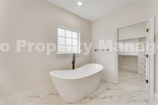 Modern Elegance: Spacious 4-Bedroom Rental in Bentonville