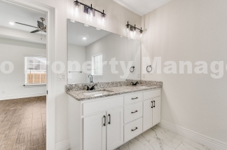 Modern Elegance: Spacious 4-Bedroom Rental in Bentonville