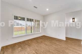 Modern Elegance: Spacious 4-Bedroom Rental in Bentonville
