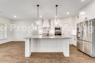Modern Elegance: Spacious 4-Bedroom Rental in Bentonville