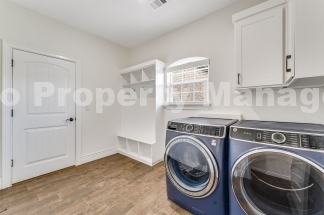 Modern Elegance: Spacious 4-Bedroom Rental in Bentonville