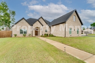 Modern Elegance: Spacious 4-Bedroom Rental in Bentonville