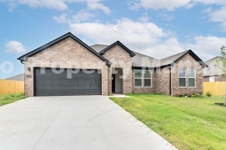 "Charming 3-Bedroom, 2-Bathroom Rental in Tranquil Pea Ridge Neighborhood"