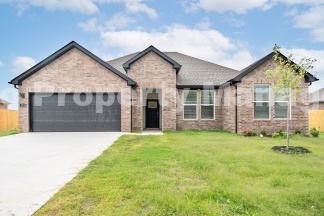 "Charming 3-Bedroom, 2-Bathroom Rental in Tranquil Pea Ridge Neighborhood"