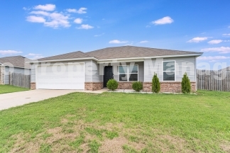 Charming 3-Bedroom Pet-Friendly Home with Fenced Yard in Bentonville