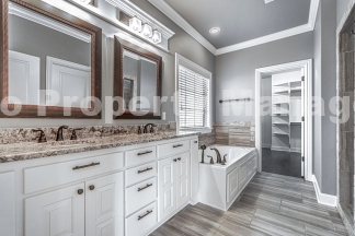 Brick Home in Rogers!