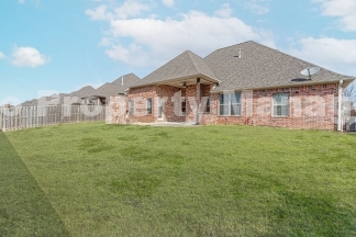 Brick Home in Rogers!