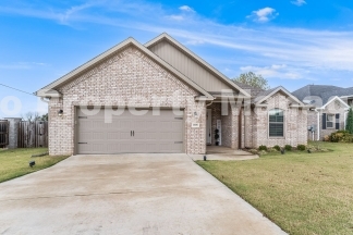 Charming 3-Bed, 2-Bath Pet-Friendly Rental in Pea Ridge with Spacious Layout!