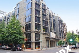 Fully Furnished Studio Condo In the Heart of the Pearl District!