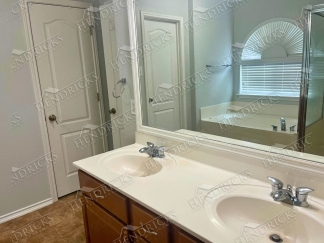 Spacious 4 Bedroom Home with Covered Patio in Cibolo
