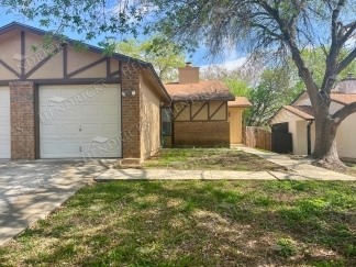 Spacious 2 Bedroom Duplex with Fireplace in Northeast San Antonio