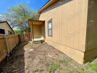 Spacious 2 Bedroom Duplex with Fireplace in Northeast San Antonio