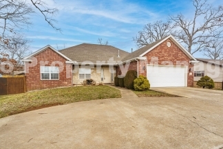 Charming 4-Bedroom Home in Rogers with Beautiful Natural Light!