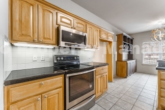 Charming 4-Bedroom Home in Rogers with Beautiful Natural Light!