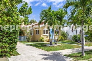 Charming 2-Bed With Backyard Oasis In West Palm Beach!