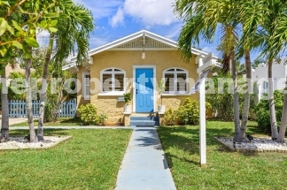 Charming 2-Bed With Backyard Oasis In West Palm Beach!